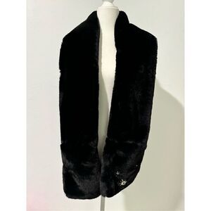 Victoria secret Winter  Angel black soft faux fur scarf with pockets